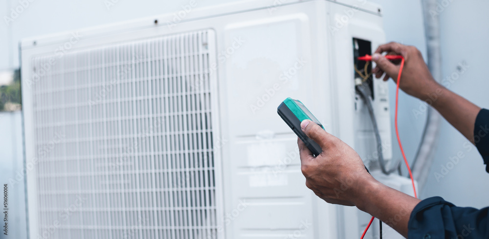 Air conditioner technicians use a multimeter to check electricity and Part of the preparation to ins