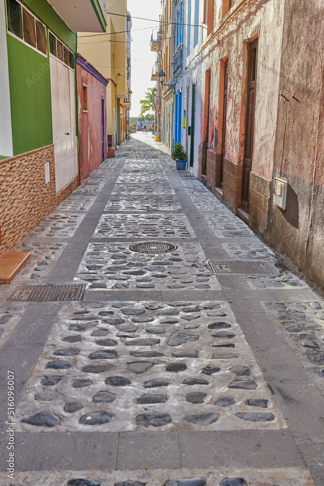 Santa Cruz，La Palma，Spa主要小巷中住宅或建筑的城市街景