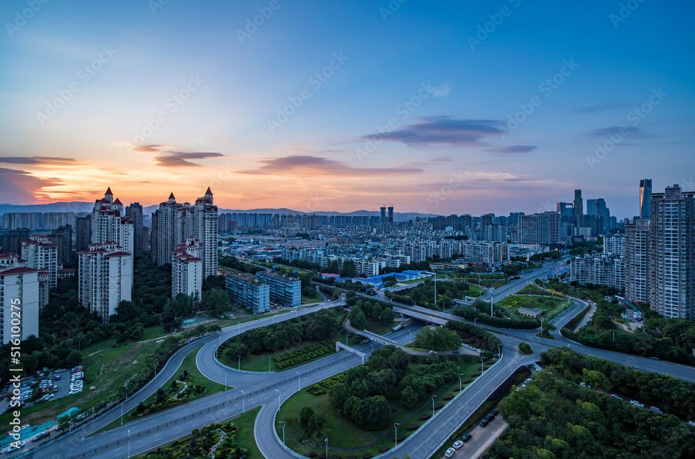 现代城市日落天际线景观，中国上海