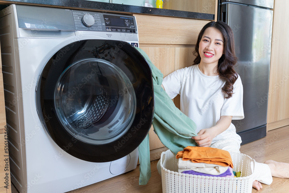 亚洲年轻女性洗衣服的形象