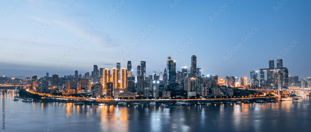 中国重庆长江沿岸高楼大厦的高角度夜景