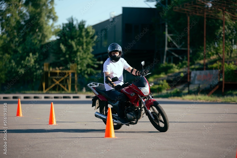 摩托车学校赛道驾驶。一个骑摩托车的人。