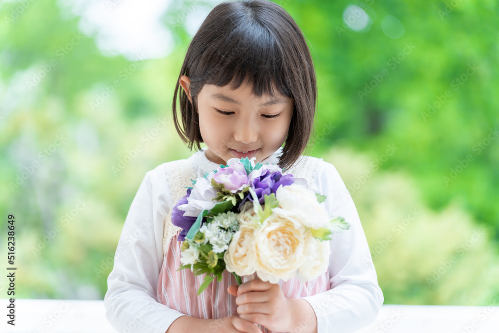 花束を持つ女の子