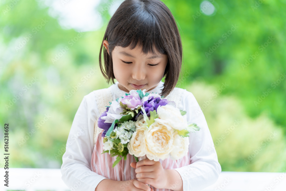 花束を持つ女の子