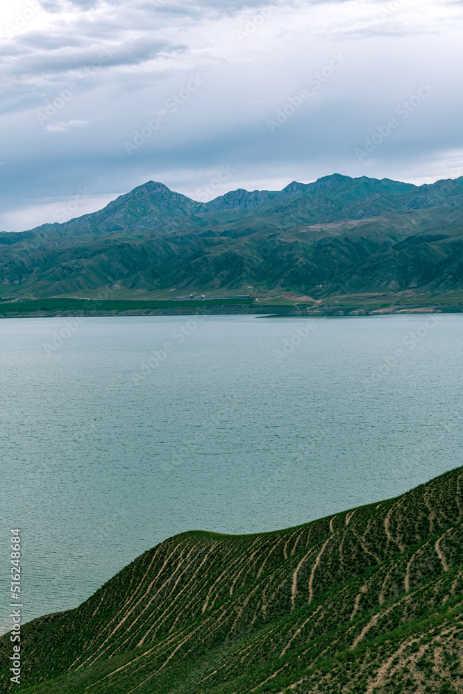 条纹湖岸，宁静湖泊