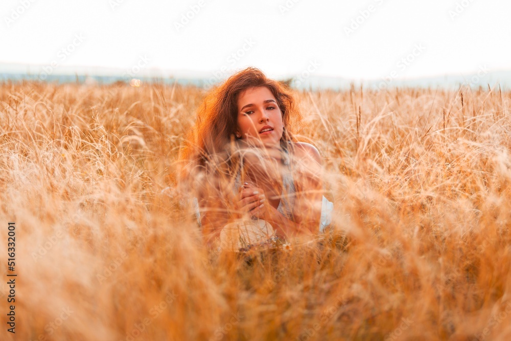 美丽微笑的年轻女孩在田野里放松