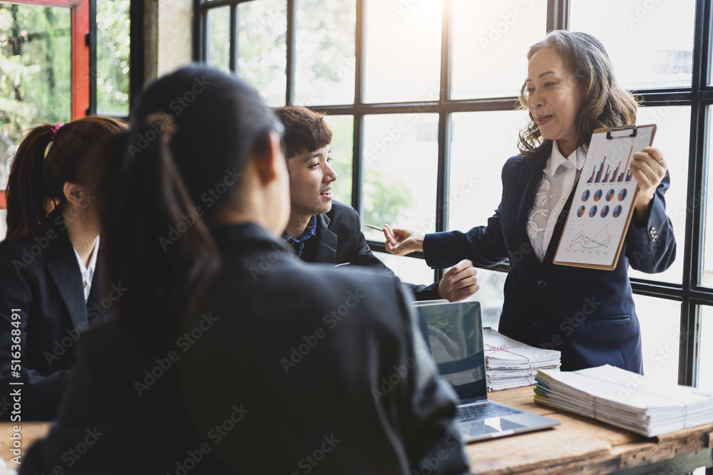 商务会议。高管在会议室与员工交谈，讨论公司