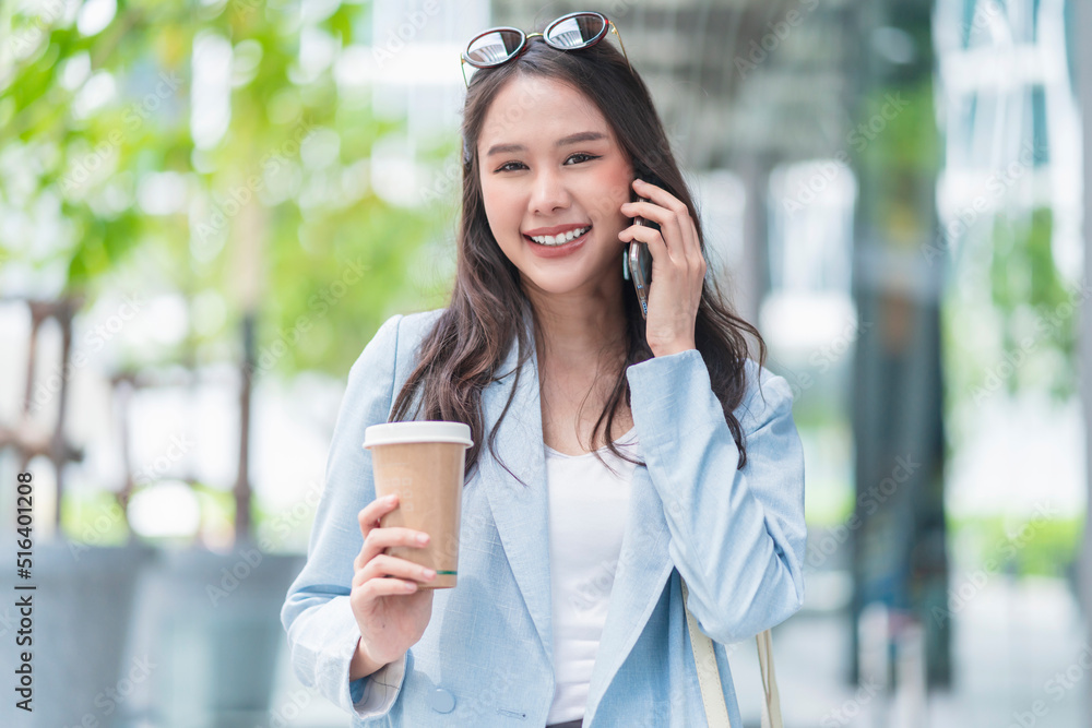 亚洲女性休闲放松数字游牧民自由职业外籍程序员智能休闲布边走边走