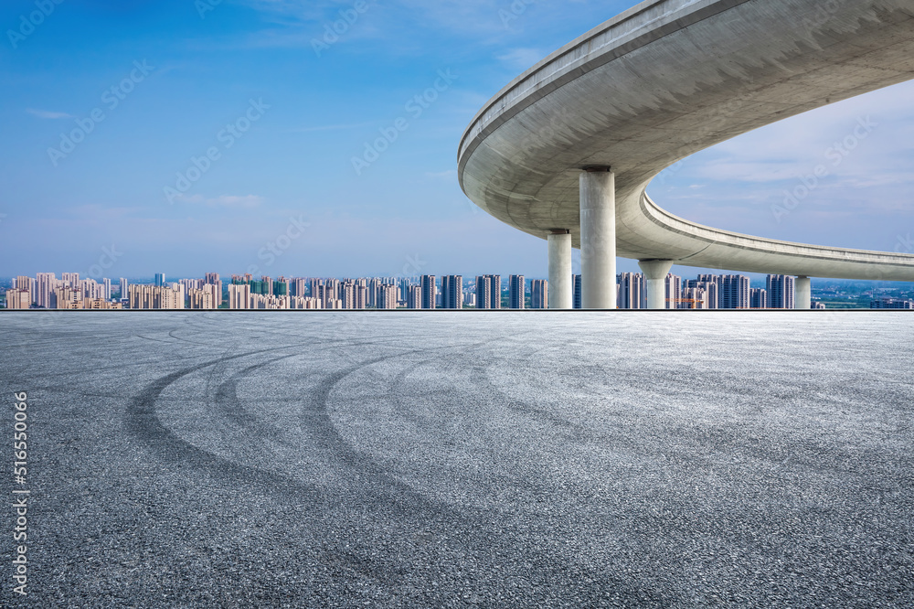 空旷的柏油路和现代城市天际线，建筑景观。高角度视野。