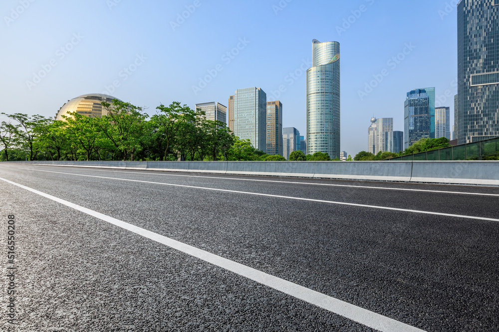 中国杭州的沥青路和现代城市天际线。