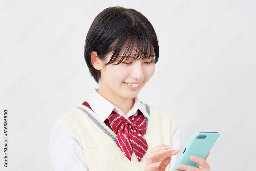 スマホを使う女子高生　白背景