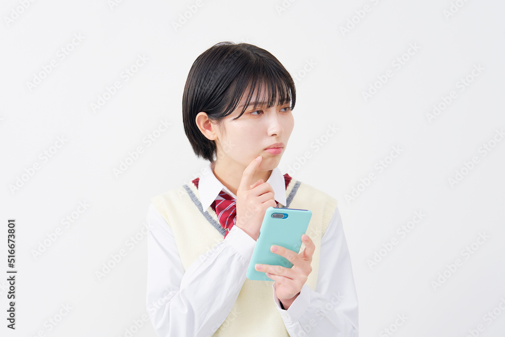 スマホを持って考える女子高生　白背景