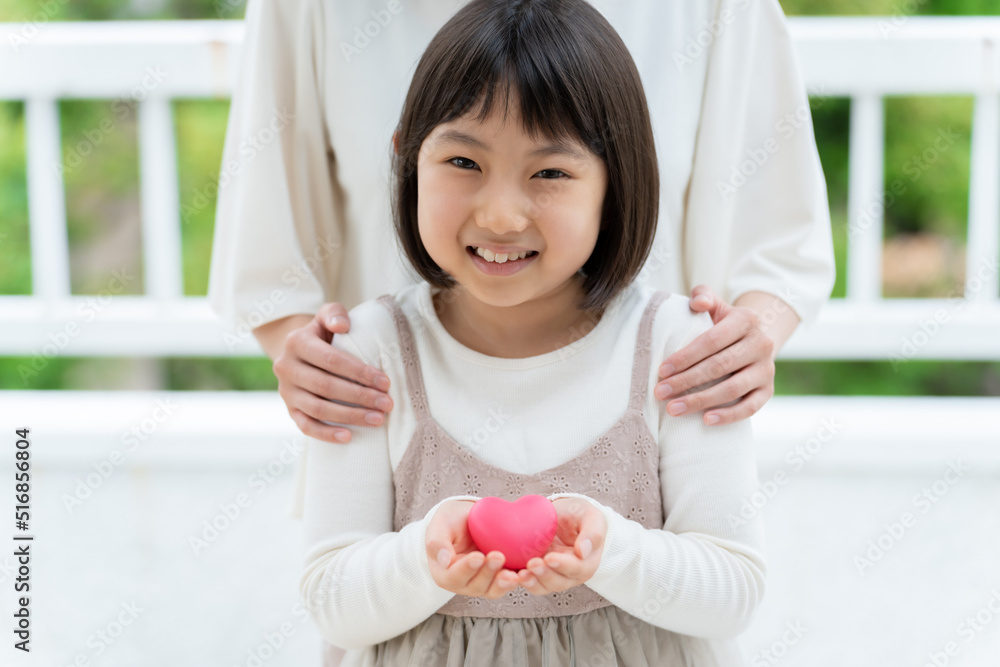 ハートを持つ女の子とお母さん