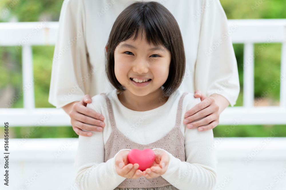 ハートを持つ女の子とお母さん