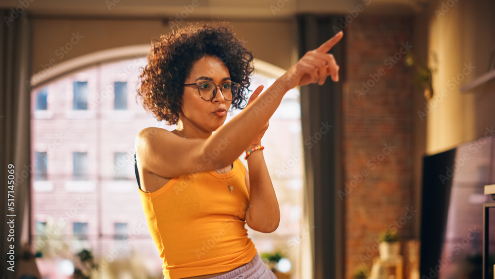 多民族年轻黑人女性穿着舒适休闲服跳舞，在Lo的家里玩得开心的肖像