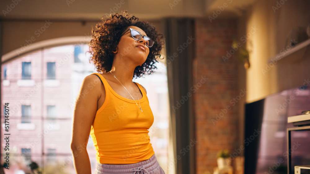 穿着舒适休闲服跳舞的多民族年轻黑人女性肖像，在Lo的家里玩得很开心