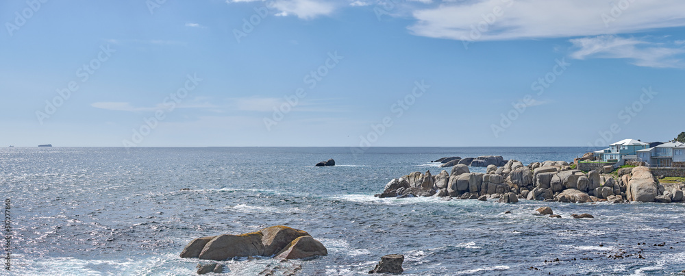 阳光明媚的夏日，岩石海岸，蓝天碧水，户外自然。宁静