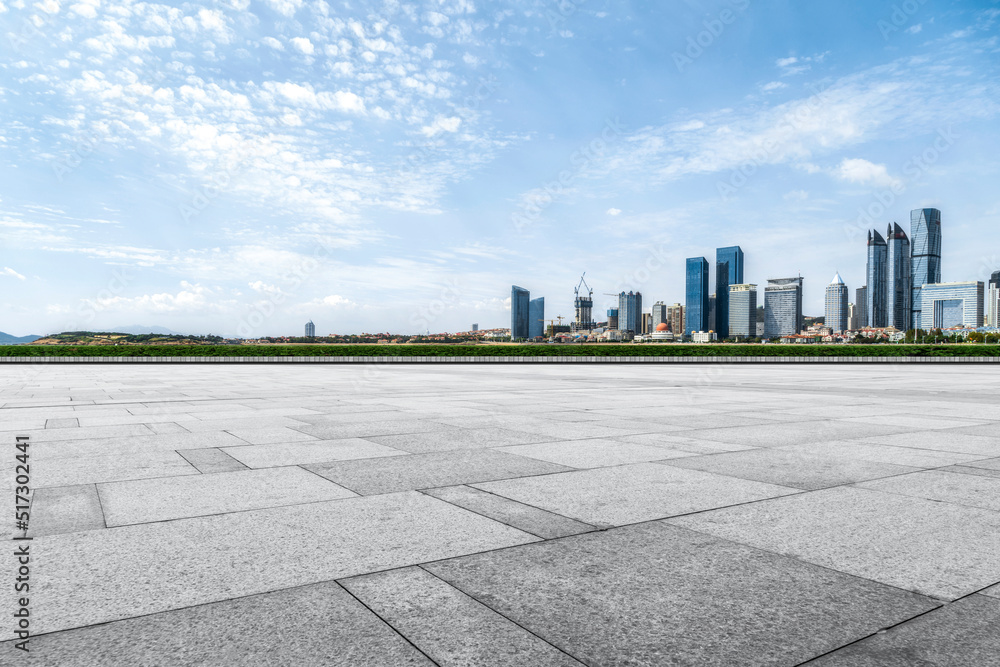 带城市天际线的屋顶空混凝土瓷砖地板透视图