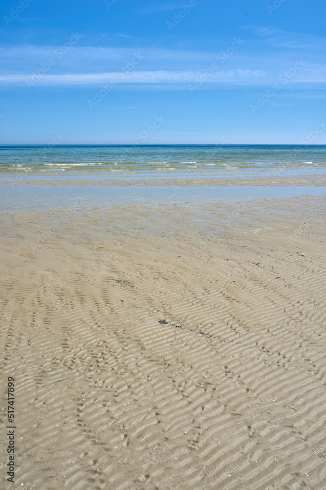 美丽的海滩景观，蓝天和夏日的复制空间。宁静而美丽