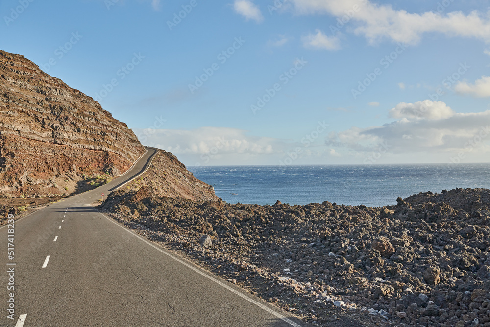 在加拿大拉帕尔马的夏季公路旅行中，通往风景优美的海景山脉的柏油路或街道