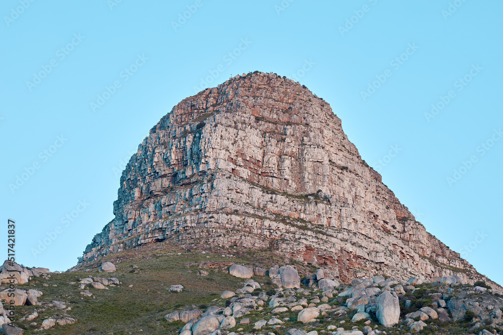 阳光明媚的日子里，狮子头和周围的风景。又是一座山峰的景色