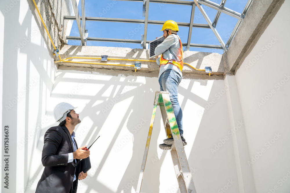 工程师和商人正在检查太阳能电池板，为安装在新家Renewab做准备