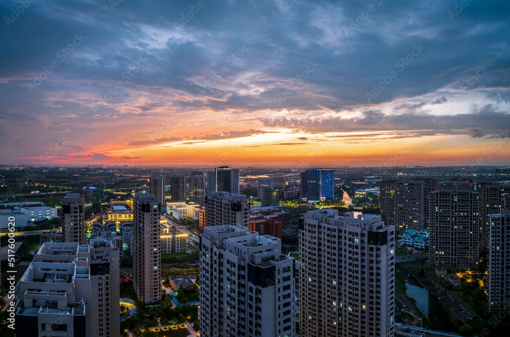 亚洲中国嘉兴城市建筑-住宅区景观鸟瞰图。美丽的城市景观