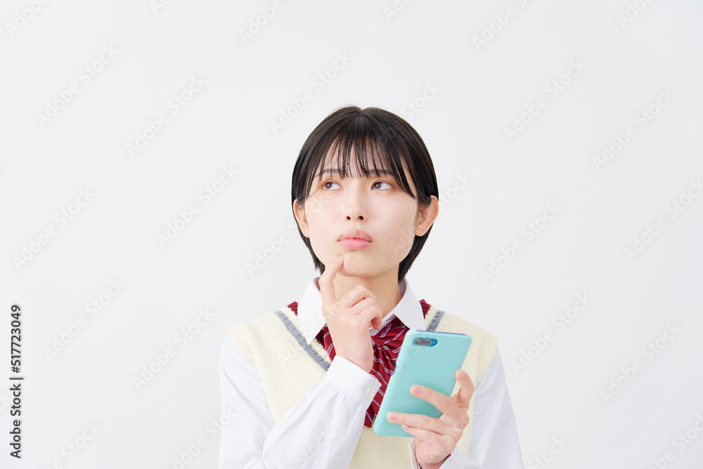 スマホを持って考える女子高生　白背景