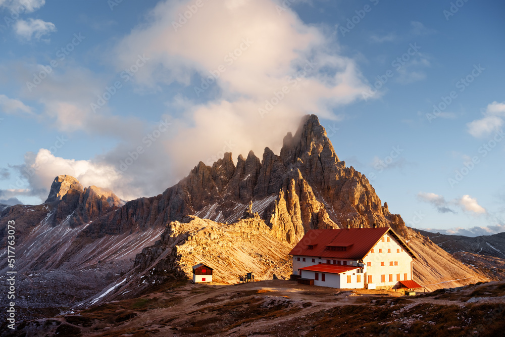 多洛米蒂阿尔卑斯山的Lavaredo和rifugio Locatelli树上令人难以置信的日落
1952708529,人们在白色背景上以箭头的形式聚集。3d插图