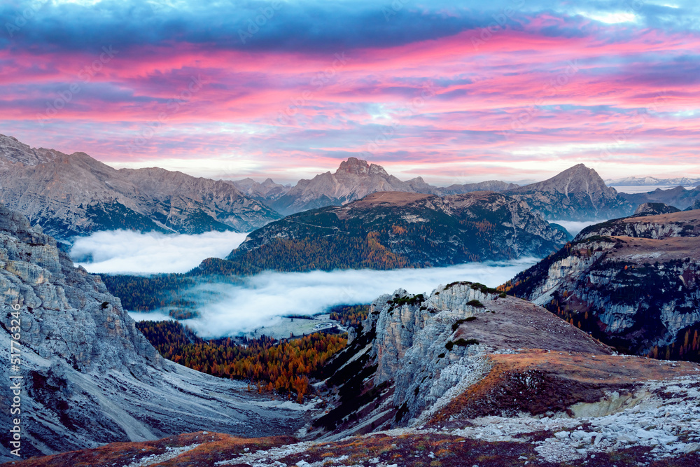 多洛米蒂山脉雾蒙蒙的早晨，令人难以置信的全景。位于Tr的Auronzo rifugio