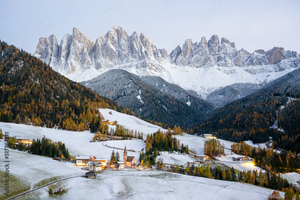 著名的Santa Magdalena山村，在多洛米蒂的秋天有教堂Chiesa di Santa Maddalena