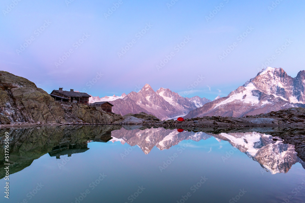 法国阿尔卑斯山脉勃朗湖上的彩色日落。背景是蒙特比安科山脉。瓦隆