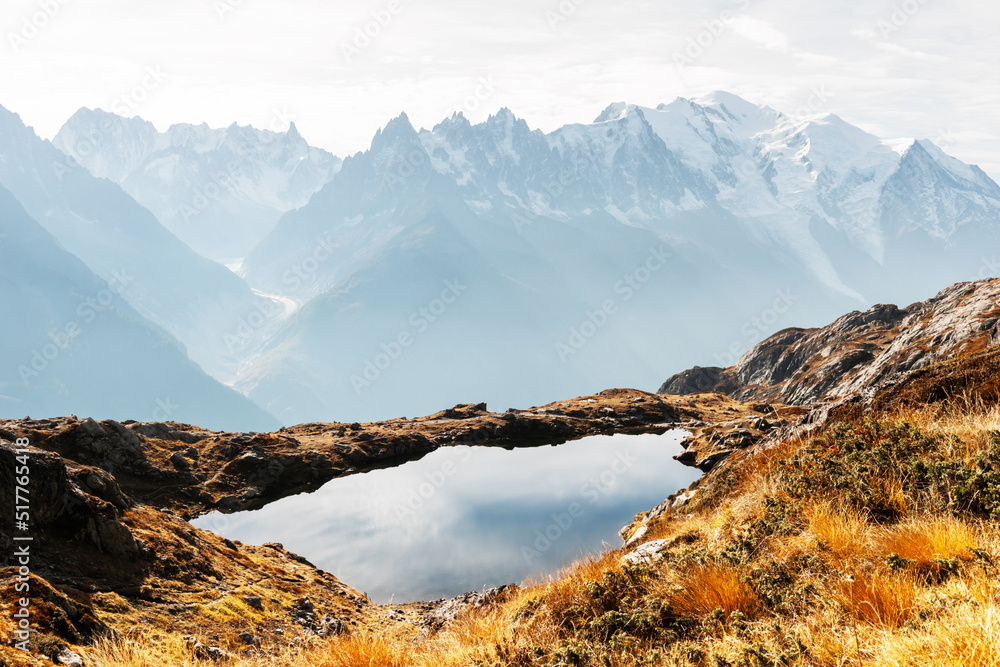 法国阿尔卑斯山Chesery湖（Lac De Cheserys）上的彩色日落。巴上的蒙特比安科山脉