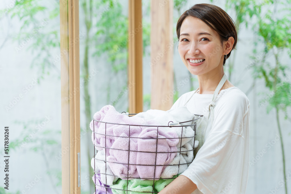 洗濯かごを持つ若い女性のポートレート