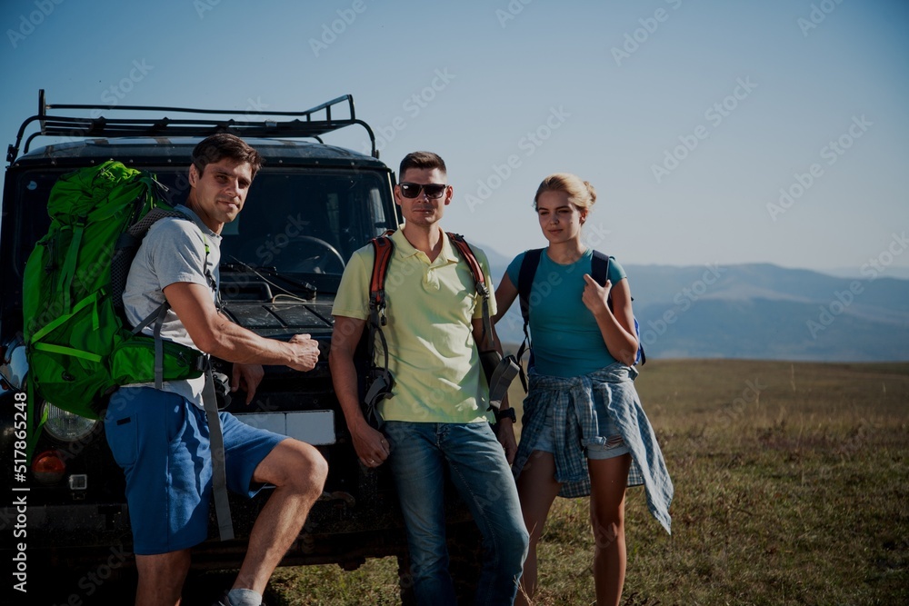 年轻快乐的成年朋友开车徒步旅行