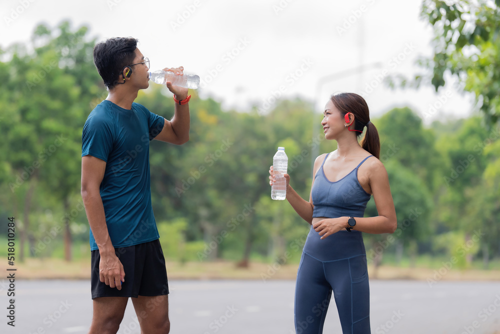 亚洲跑步者喝水累了