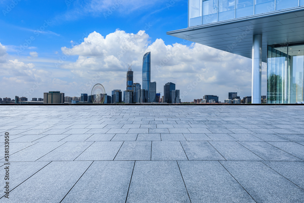 中国江苏省苏州市的城市景观。空旷的广场和城市天际线的景色。