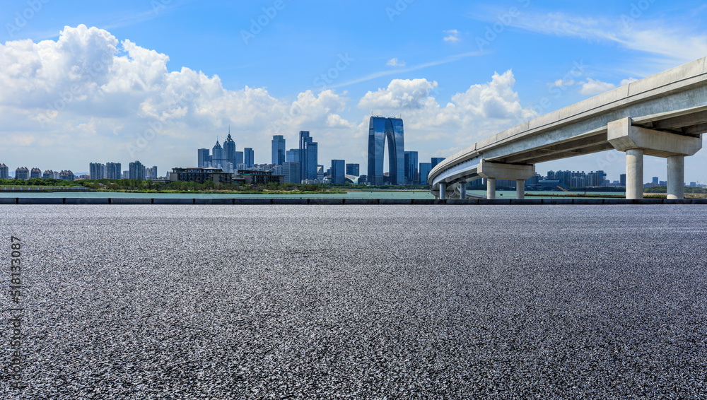 中国苏州的沥青道路和城市天际线与现代建筑。