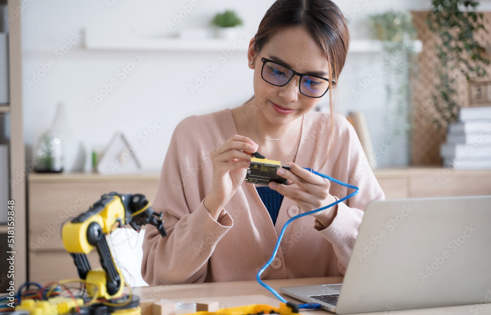 在家从事机器人项目的年轻亚洲女性工程师程序员