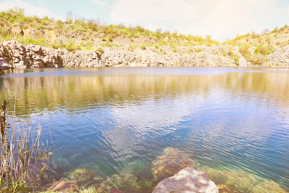 夏日山湖美景