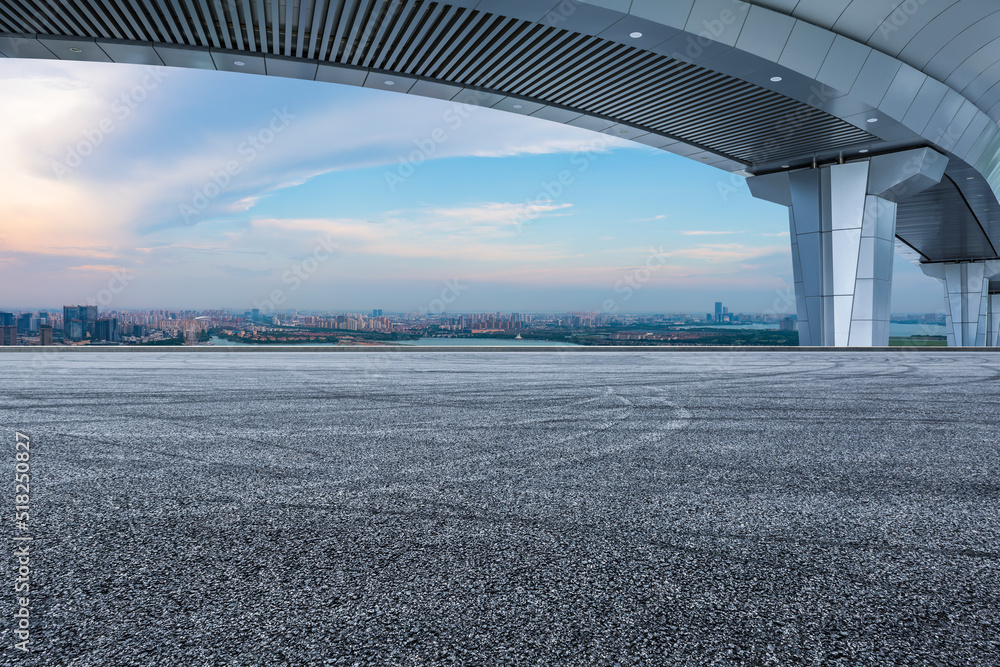 中国苏州的沥青路面和城市天际线与桥梁建筑。