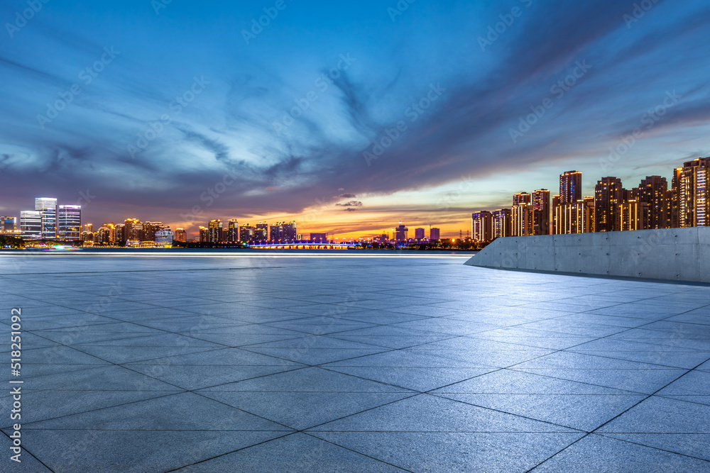 中国苏州，空荡荡的地板和现代的城市天际线，日落时的建筑风光。