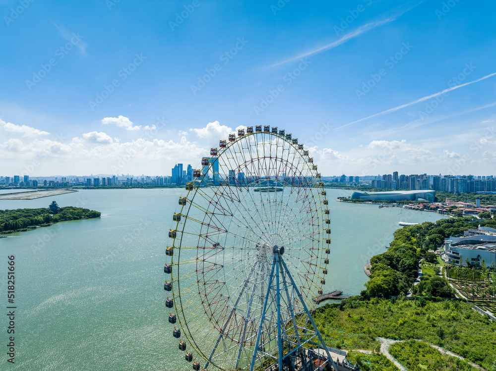 中国苏州城市天际线和摩天轮的鸟瞰图。