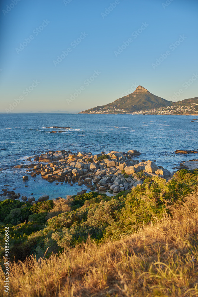 海水、山脉和蓝天的景观，带有开普敦狮子头的复制空间，所以