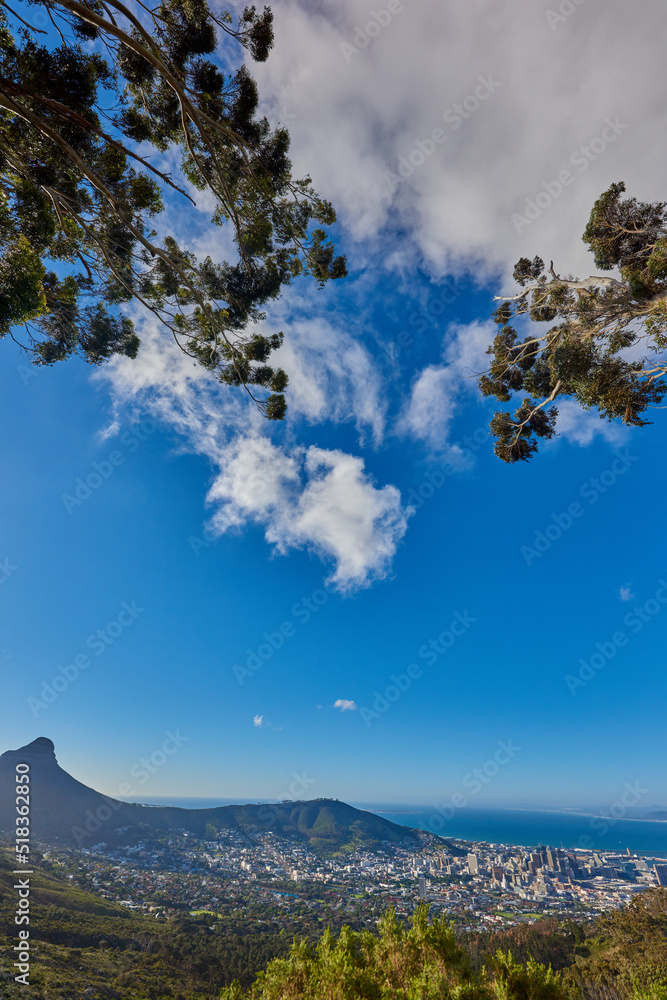 在多云的天气下，南非开普敦的城市景观、自然和桌山美景