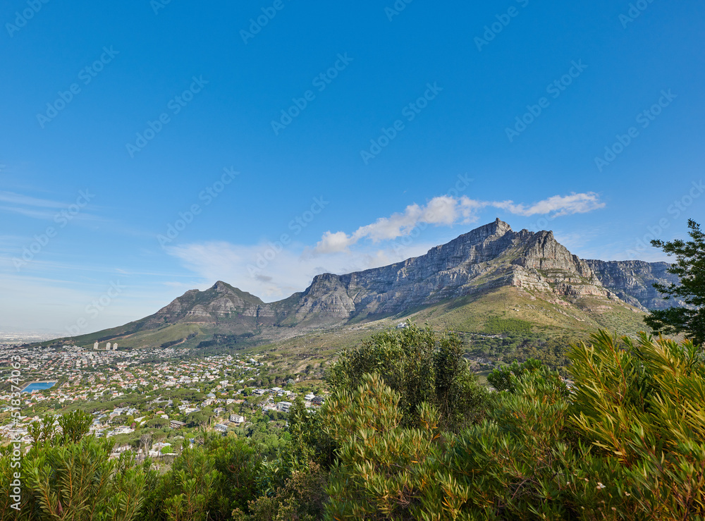 阳光明媚的夏日，桌山美景。与世隔绝，宁静祥和的自然景观。