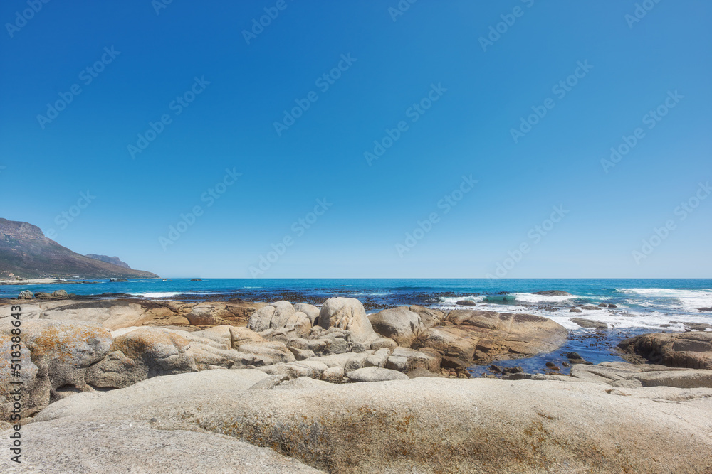 复制海滩的太空海景，岩石、巨石和海水冲刷到和平的岩石海岸上