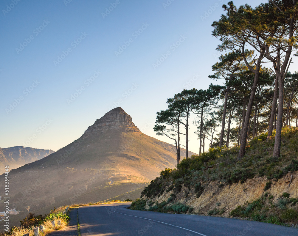 阳光明媚的夏日，狮子头山的美景。周围的大自然包括绿树