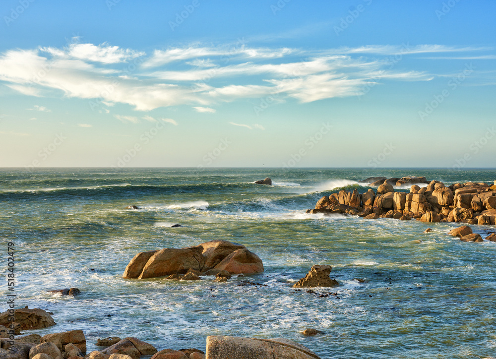 平静的年代，海滩的海景，岩石或巨石和海水冲到岸上