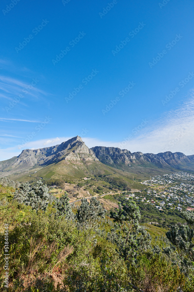 在蓝天背景下复制开普敦桌山的空间。美丽的风景